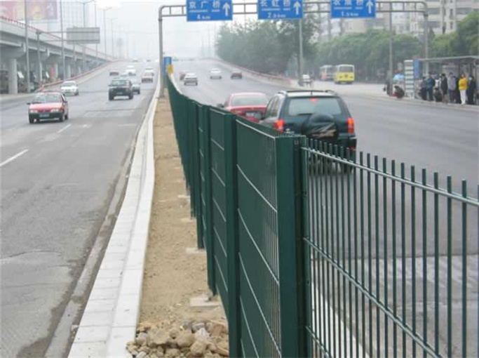 公路隔離（lí）柵表麵防腐防鏽處理生產流程製作工藝